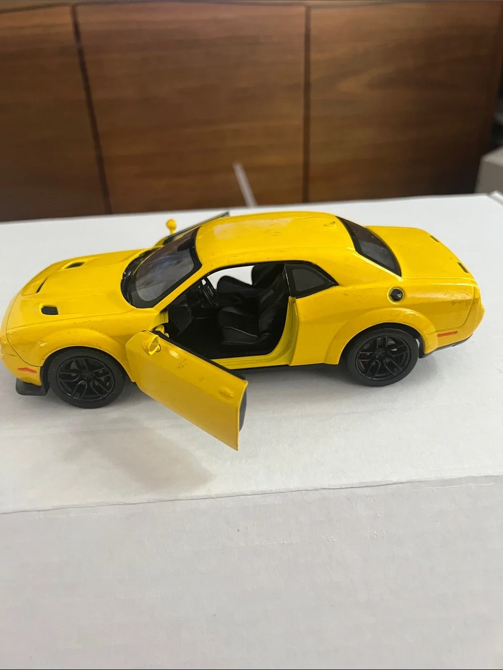 2018 Dodge Challenger SRT Hellcat Widebody Diecast  1:24 Yellow Motormax